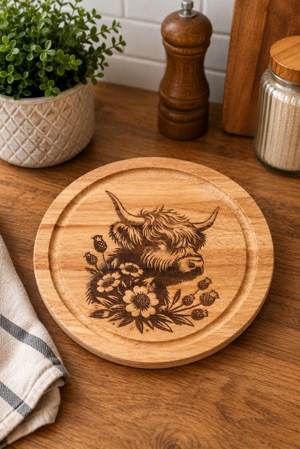 Highland Cow Engraved Wooden Serving Board – Rustic Scottish Kitchen Décor